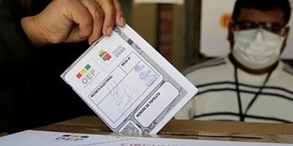 Imagen referencial de una persona votando. Foto: APG