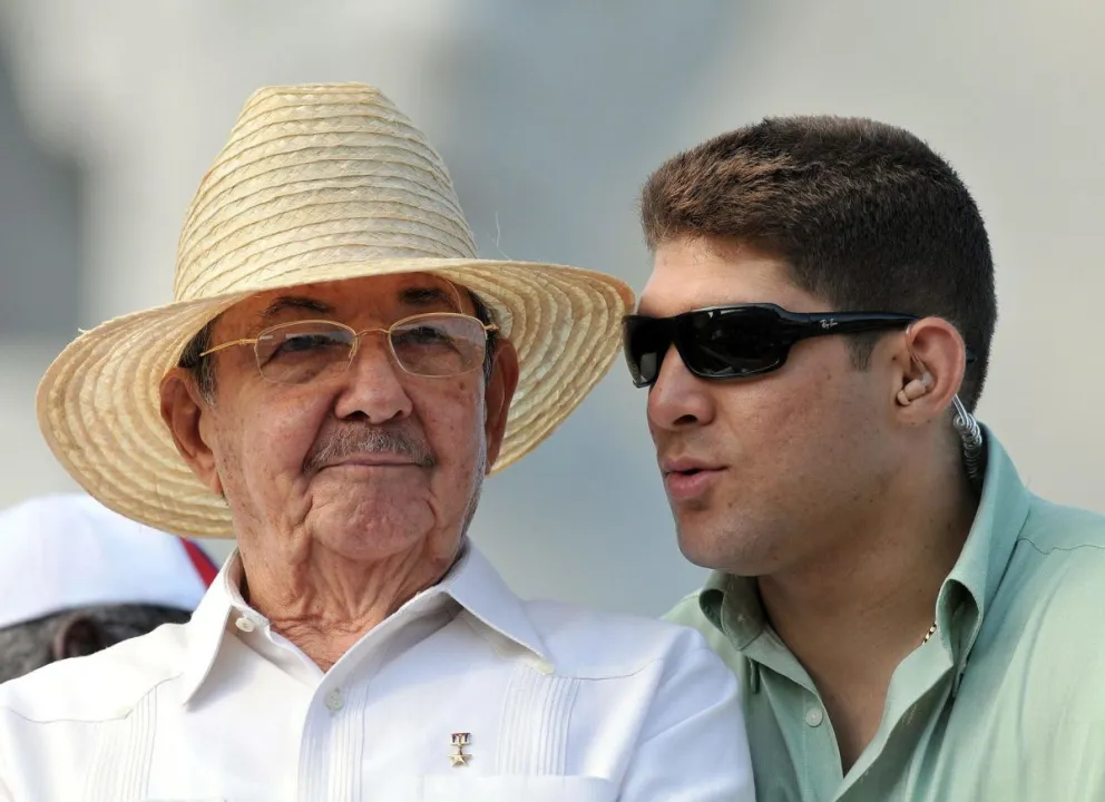 Foto del 1 de mayo de 2009 que muestra al entonces presidente de Cuba, Raúl Castro, con su nieto y escolta Raúl, en la Plaza de la Revolución de La Habana. Foto: EFE