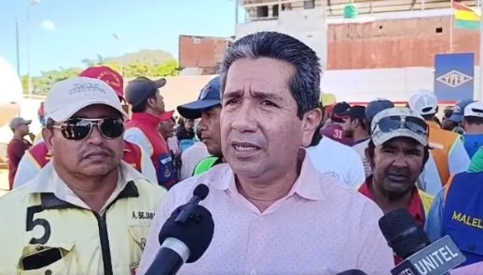 El dirigente cívico del departamento de Beni, Félix Sanjinés, informa de la medida de presión desde el surtidor de YPFB en Trinidad. Foto: Captura de imagen