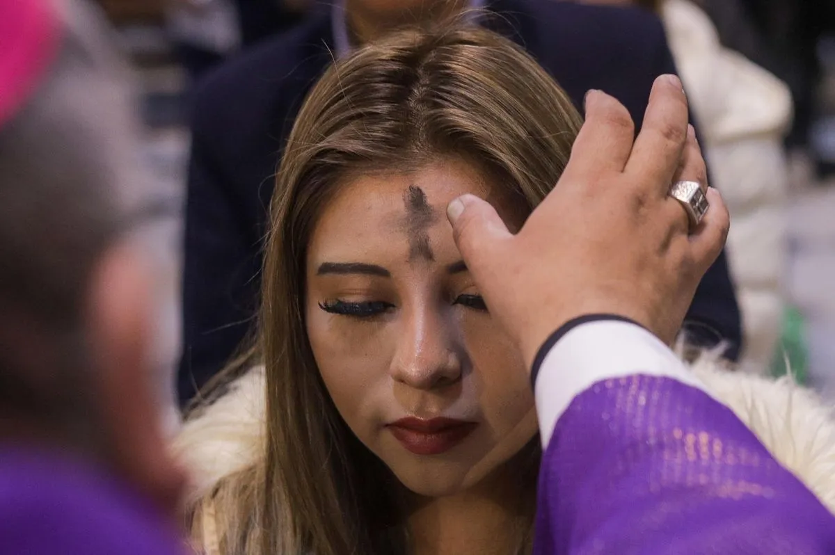 Una mujer recibe imposici&oacute;n de la ceniza durante la celebraci&oacute;n del Mi&eacute;rcoles de Ceniza, este 18 de febrero de 2026 en La Paz (Bolivia). Foto:EFE