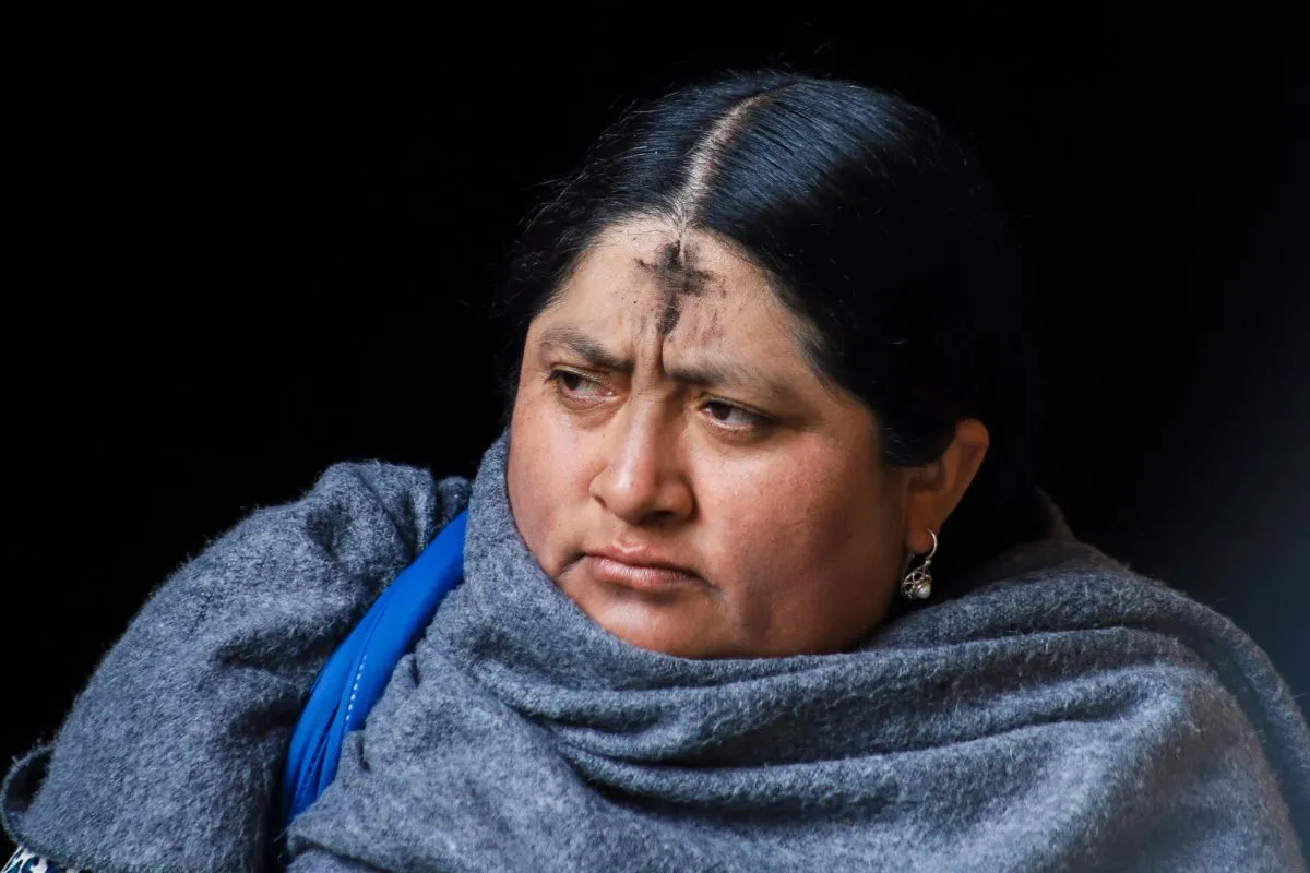 Una mujer aimara participa en la celebraci&oacute;n del Mi&eacute;rcoles de Ceniza, este 18 de febrero de 2026 en La Paz (Bolivia).. EFE