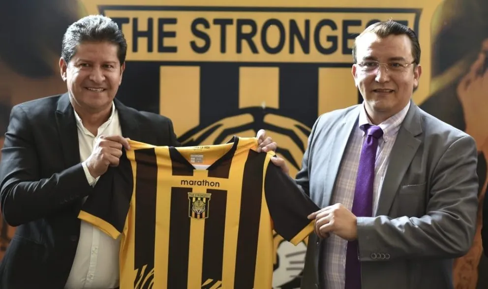 Eduardo Villegas, el técnico del Tigre, junto al presidente de la institución, Daniel Terrazas. Foto: Club The Strongest