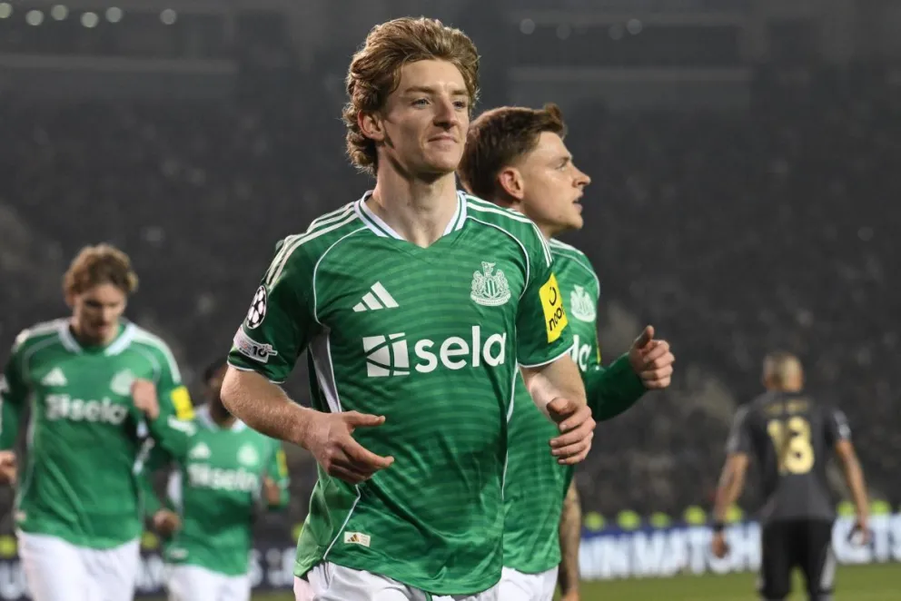 Gordon festeja uno de sus goles durante el partido con el Qarabaq. Foto: EFE.