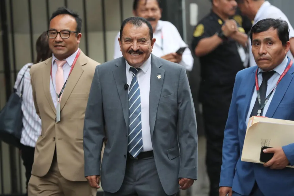 El congresista y candidato a asumir la Presidencia del Congreso y la jefatura de Estado de Perú Edgard Reymundo (c) llega a la sesión que escogerá al nuevo presidente o nueva presidenta interina del país este miércoles, en Lima (Perú). Foto: EFE