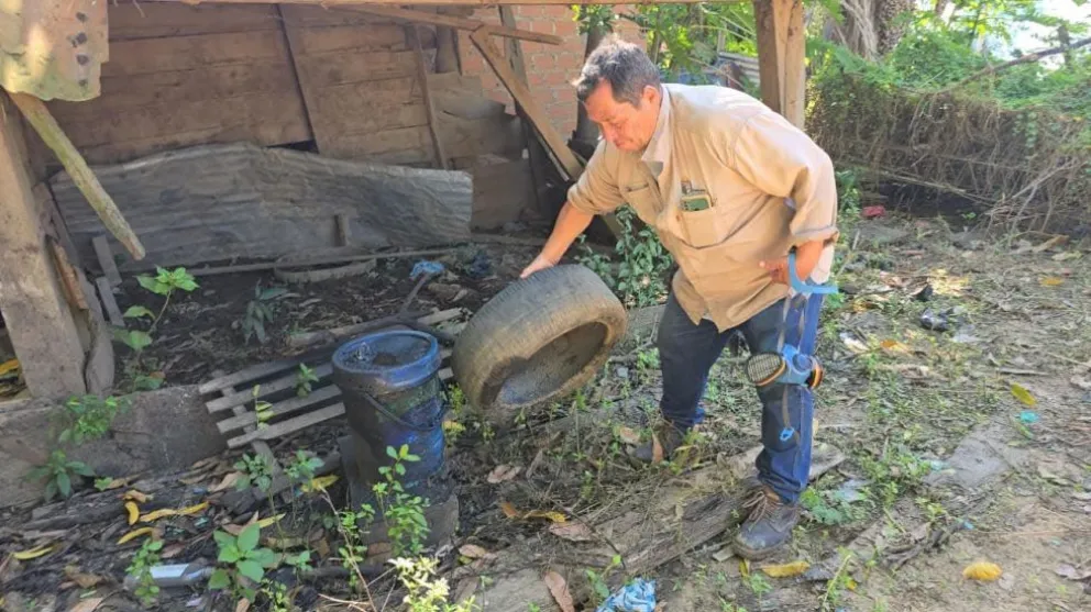 Las autoridades piden a la población del municipio de Santa Cruz abrir sus puertas, retirar llantas y residuos que acumulen agua, y participar activamente en las campañas. Foto: Correo del Sur