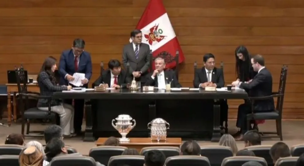 Captura de video de una transmisión de la sesión para escoger al nuevo presidente o nueva presidenta interina de Perú este miércoles, en la sede del Congreso de Perú en Lima (Perú). Foto: EFE