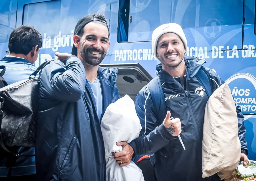 Martín Cauteruccio (izq.) y Patricio Rodríguez antes del viaje por tierra a Potosí. Foto: Club Bolívar