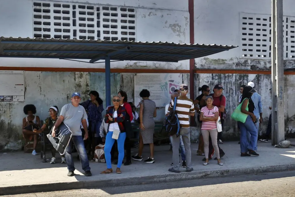 Personas esperan transporte público este martes, en La Habana (Cuba). Foto: EFE