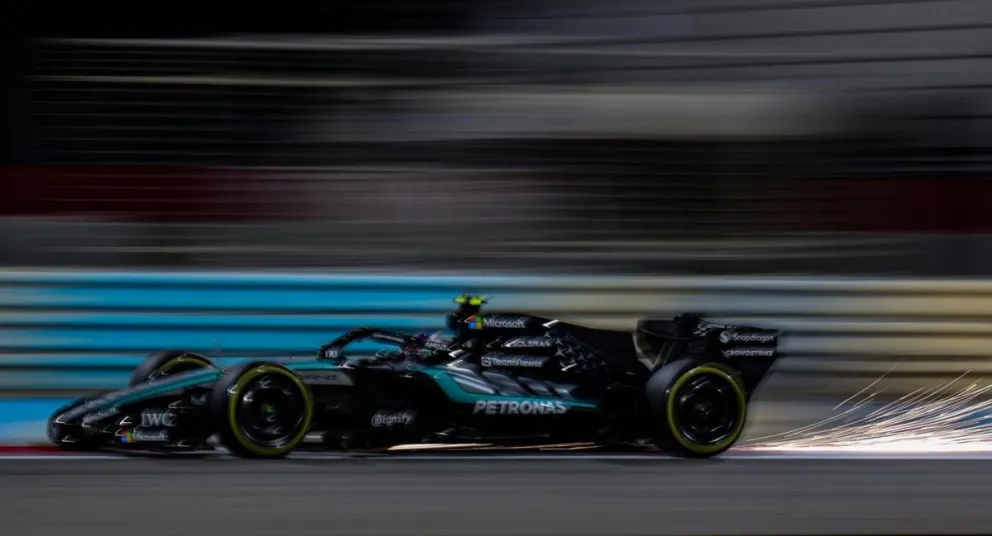 El piloto italiano Kimi Antonelli, al mando de su Mercedes, en el circuito de Baréin. Crédito: EFE