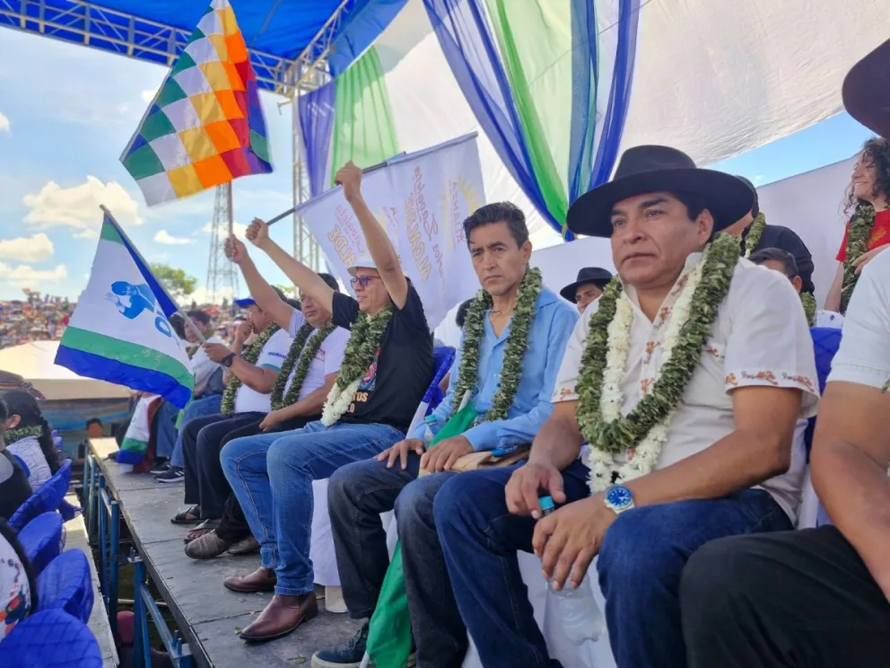 Los candidatos por la alianza Todos, Miguel Cadima, la Gobernación de Santa Cruz y David Herrera, a la Subgobernación de ese departamento, fueron proclamados hoy por el expresidente, Evo Morales, en Chimoré. Foto RKC