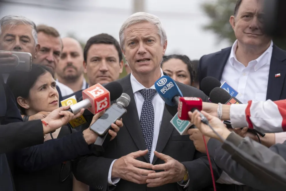 Fotografía de archivo del 2 de febrero de 2026 que muestra al presidente electo de Chile, José Antonio Kast (c), hablando con periodistas en Viña del Mar (Chile). Foto: EFE