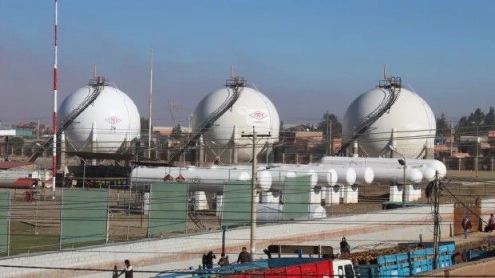 El decreto 5548 autoriza de manera excepcional a YPFB y a las refinerías del país a importar petróleo, con el propósito de garantizar el abastecimiento de combustibles en el mercado interno. Foto: Erbol