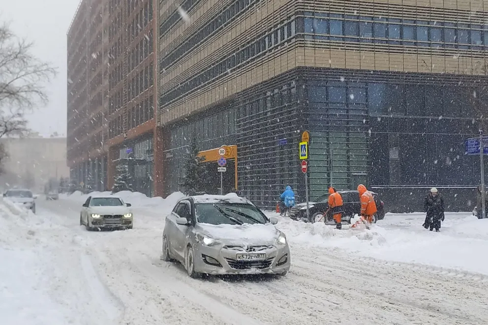Detalle de una calle afectada por las intensas nevadas caídas sobre Moscú (Rusia), este jueves. Foto: EFE