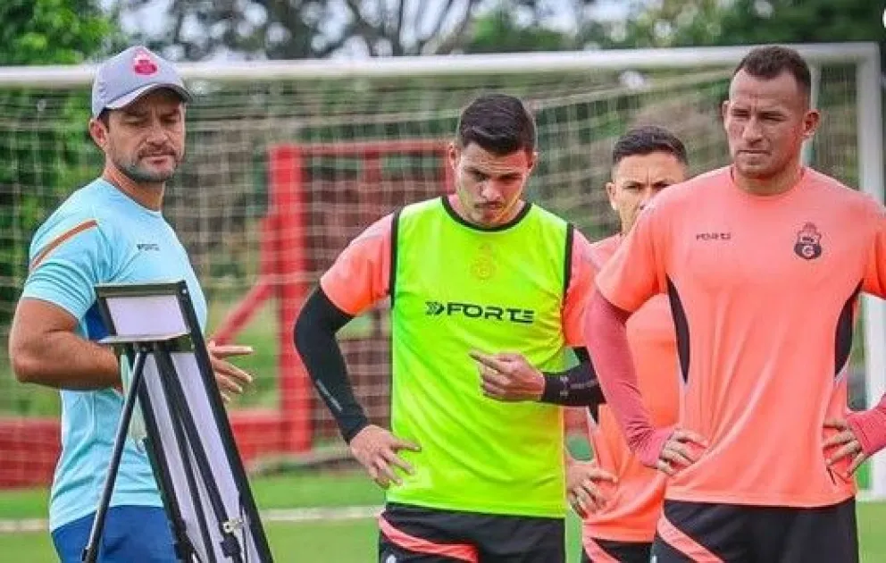 Joaquín Monasterio, DT de Guabirá, da las últimas indicaciones a sus jugadores antes de jugar con FC Universitario. Foto: Club Guabirá