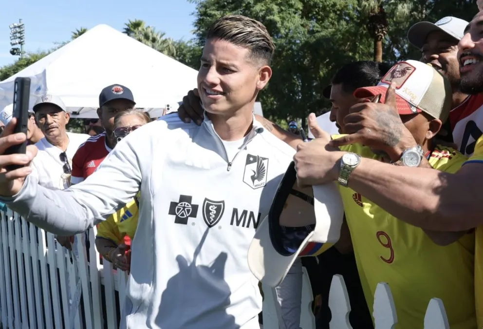 El colombiano James Rodríguez se saca una fotografía con seguidores de Minnesota United y de su país. Crédito: Minnesota United FC