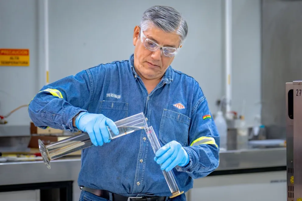 Desde YPFB indican que el color no certifica la calidad de la gasolina. Foto: YPFB 