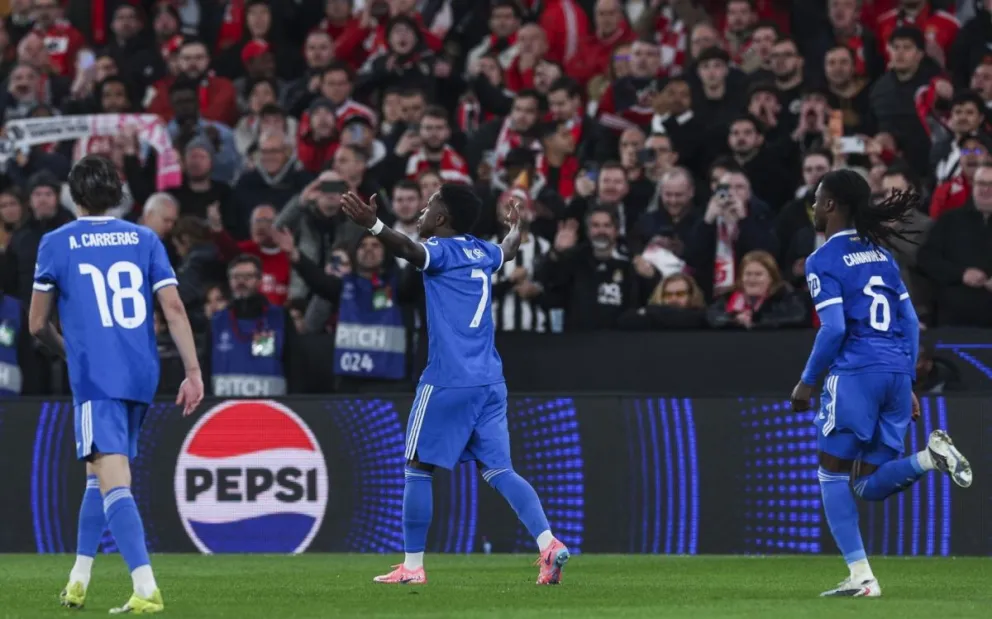 Vinicius celebra el gol que le anotó al Benfica. Crédito: EFE