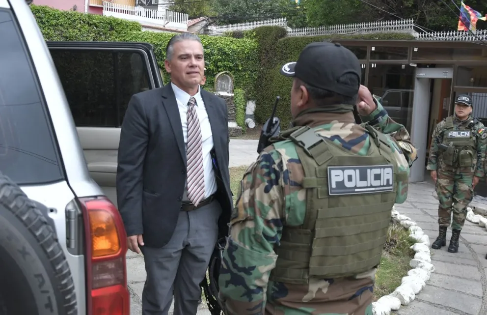 El viceministro de Defensa Social, Ernesto Justiniano, recibe el saludo de un efectivo antidroga. Foto: Viceministerio de Defensa Social.