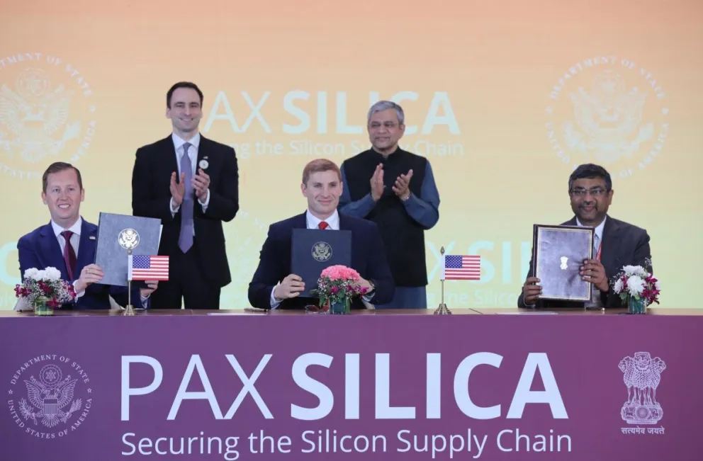 El embajador de EEUU en India, Sergio Gor (izq.), el subsecretario de Asuntos Económicos de EEUU, Jacob Helberg (centro), y el secretario del Ministerio de Electrónica y TI (MeitY), S. Krishnan (der.) firman la Declaración Pax Silica. Foto: EFE 