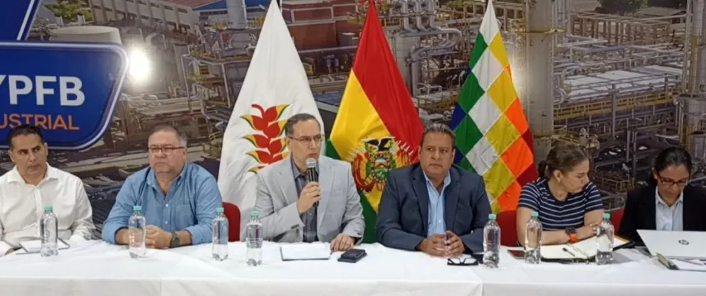 El presidente de YPFB, Yussef Akly, y diferentes autoridades en conferencia de prensa. Foto: Captura de imagen
