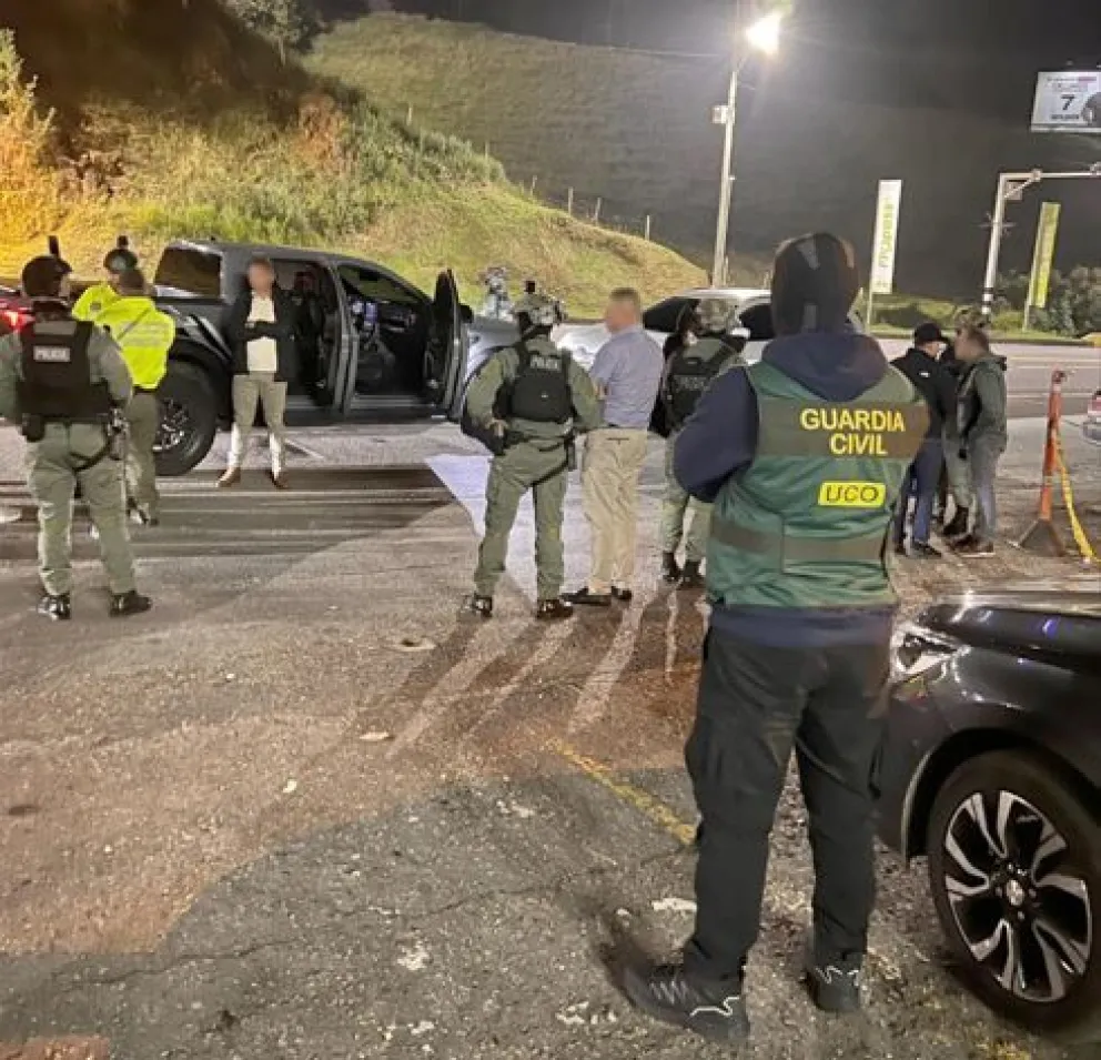 La Policía colombiana y la Guardia Civil española detuvieron en Medellín a Jhon Henry González Herrera, alias Medio Labio, señalado como uno de los principales operadores financieros del Clan del Golfo, la mayor banda criminal de país. Foto: EFE 