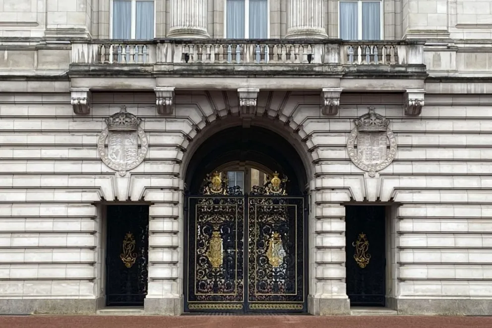 La entrada del Palacio de Buckingham en Londres, Reino Unido este jueves. Foto: EFE