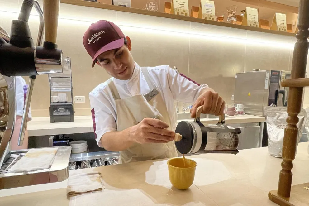 Un barista de la marca colombiana Juan Valdez prepara café este jueves, en Bogotá (Colombia). Foto: EFE