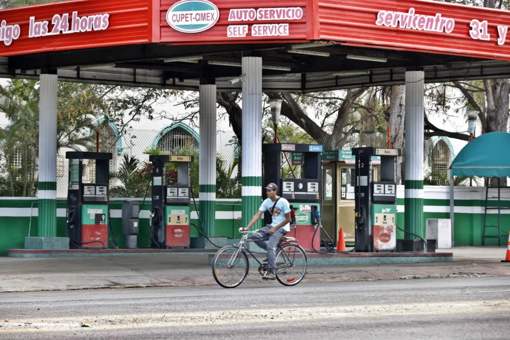 Una persona se moviliza en bicicleta frente a una estación de gasolina vacía este 19 de febrero de 2026, en La Habana (Cuba). Foto: EFE