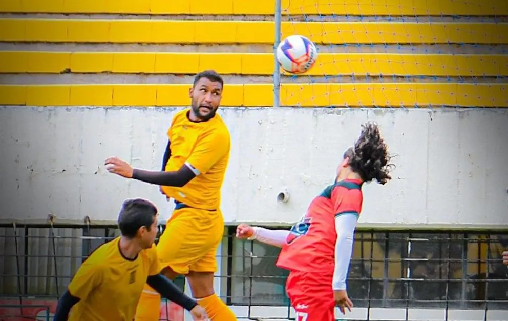 Adrián Jusino, jugador del Tigre, disputa un balón aéreo con un atacante de MC Emprender. Foto: Club The Strongest