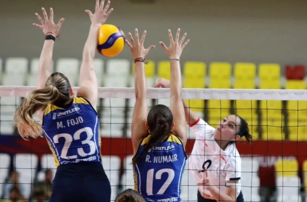 Un ataque del equipo de Olympic (de blanco) en su partido con Boston College. Crédito: FPV