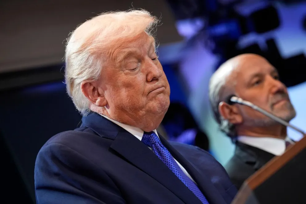 El presidente de EE.UU., Donald J. Trump, acompañado por el secretario de Comercio Howard Lutnick (R), habla sobre la decisión del Tribunal Supremo de anular la mayoría de sus aranceles. Foto: EFE