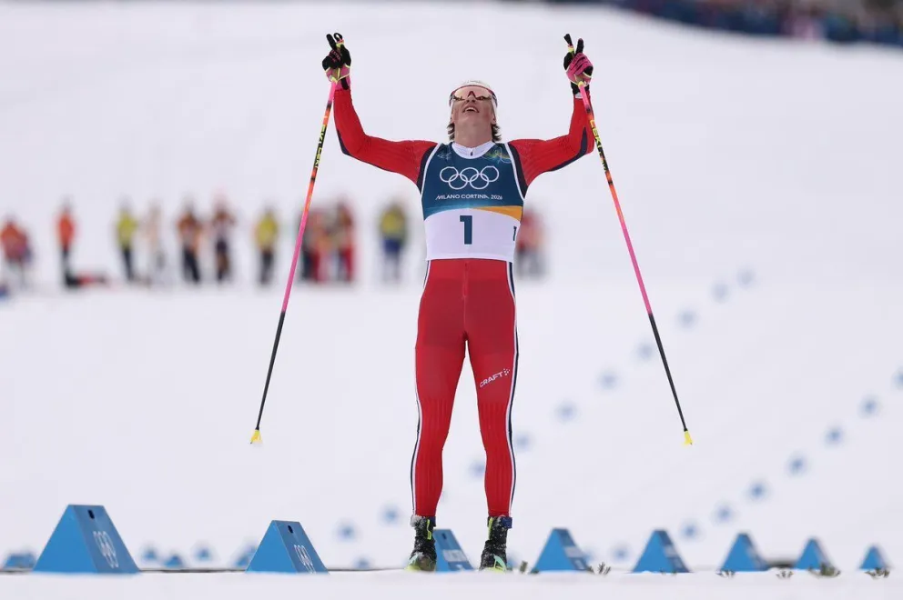 Klaebo celebra tras ganar el oro este sábado en los 50 km. Foto: Juegos Olímpicos.
