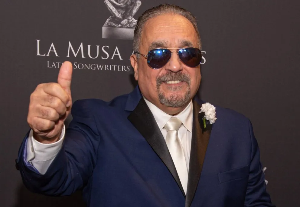 Fotografía de archivo del 24 de octubre de 2019 que muestra al músico y compositor de salsa Willie Colón posan en la alfombra de La Musa Awards 2019 en el James L. Knight Center de la ciudad de Miami. Foto: EFE
