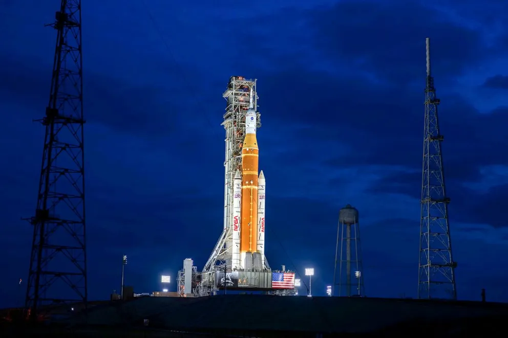 Fotografía del 18 de enero de 2026 cedida por la NASA que muestra el cohete Artemis II SLS (Sistema de Lanzamiento Espacial). Foto: EFE