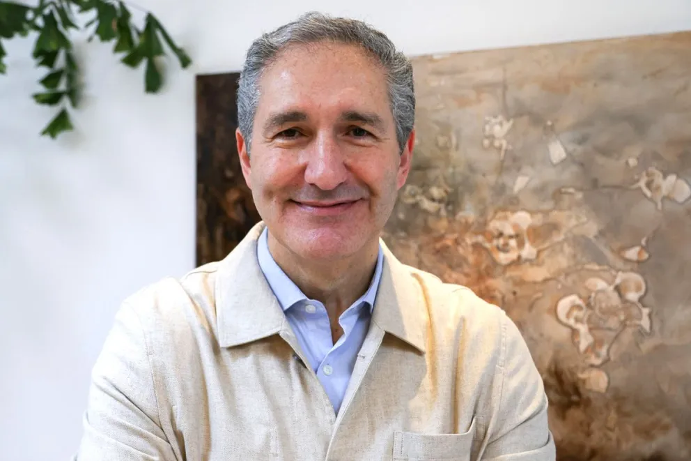 El eurodiputado español José Cepeda posa durante una entrevista con EFE en Ciudad de Guatemala. Foto: EFE