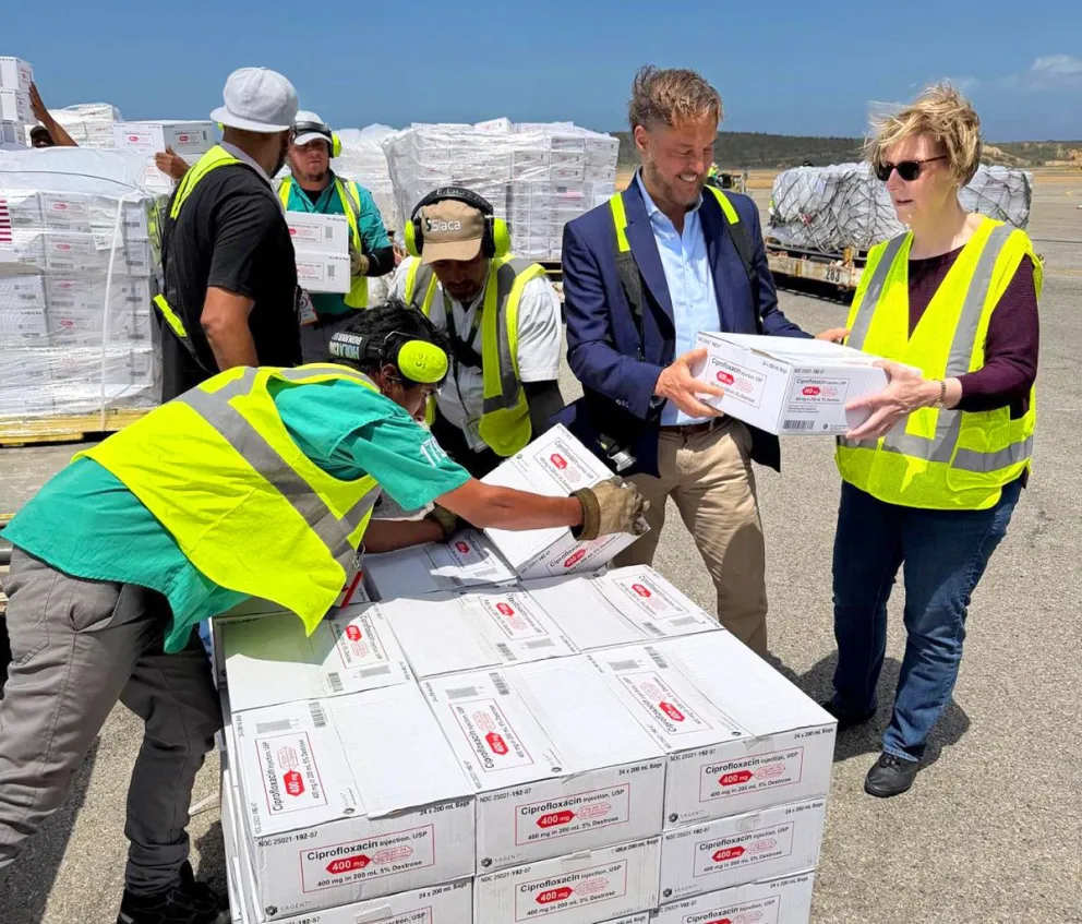 La encargada de negocios Laura F. Dogu (d), supervisando suministros médicos para entregar a Venezuela este sábado, en Maiquetía (Venezuela). Foto: EFE