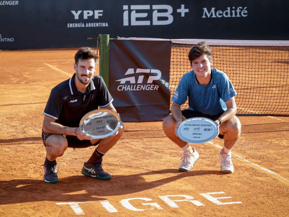 Prado (der.) y Kestelboim con sus trofeos de campeones. Foto: Prensa AAT.