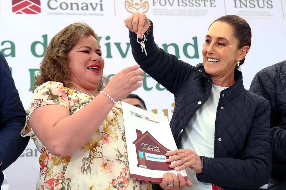 Claudia Sheinbaum (d), sosteniendo unas llaves durante un acto protocolario en Monclova, en el estado norteño de Coahuila (México). Foto: EFE
