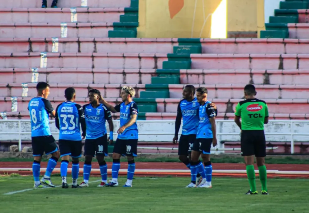 Garcés (segundo desde la derecha) celebra uno de sus cuatro goles para Blooming. Foto: APG.