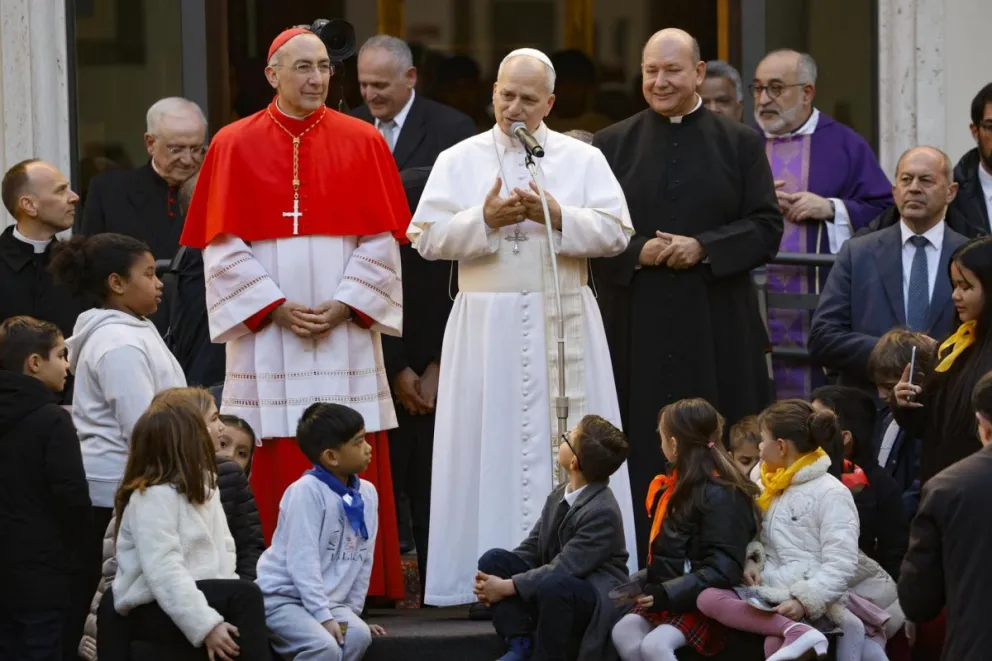 El Papa León XIV (C) se reúne con los fieles durante su visita pastoral a la Basílica del Sagrado Corazón de Jesús en Roma, Italia, 22 de febrero de 2026. Foto: EFE