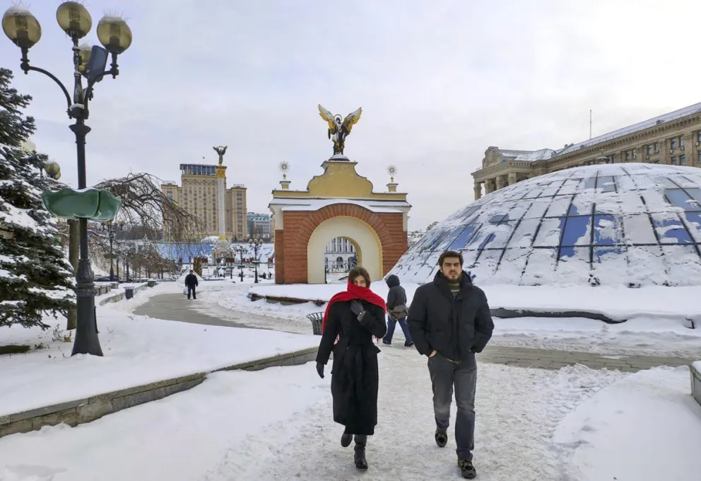 dos personas caminan cerca de la plaza del Maidán de Kiev. Foto EFE