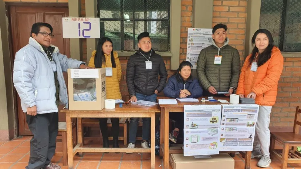 Jurados electorales durante la votación de 2025. Foto: TSE