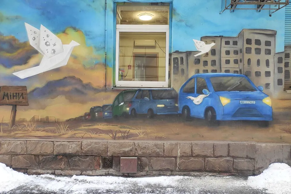 Un mural en Leópolis, ubicado frente a un centro de apoyo para residentes desplazados de la ciudad de Mariupol. Foto: EFE