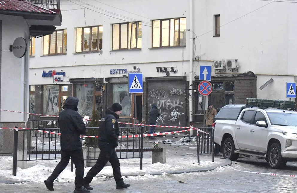 Daños en el lugar de una doble explosión en el centro de Leópolis, oeste de Ucrania. Foto: EFE
