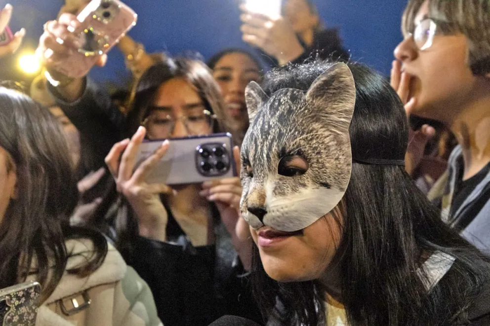 Centenares de jóvenes se han congregado a la expectativa de la concentración de therians que estaba prevista en Barcelona. Foto: EFE