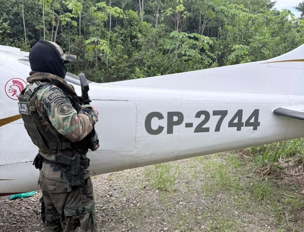Un efectivo junto a la avioneta secuestrada. Foto: Gobierno