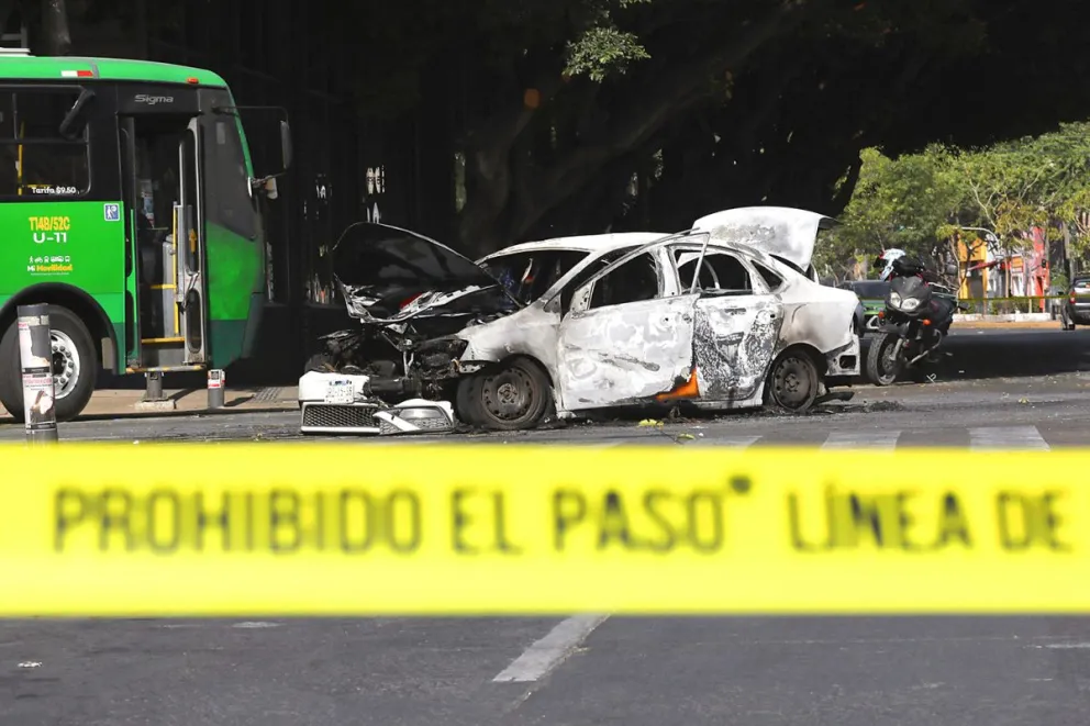 Bloqueo con vehículos incendiados este domingo, en una vía de Guadalajara (México). Foto: EFE
