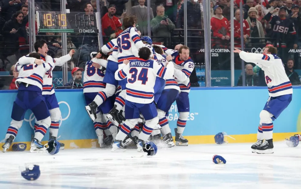 El plantel estadounidense festeja por su presea dorada. Foto: EFE.