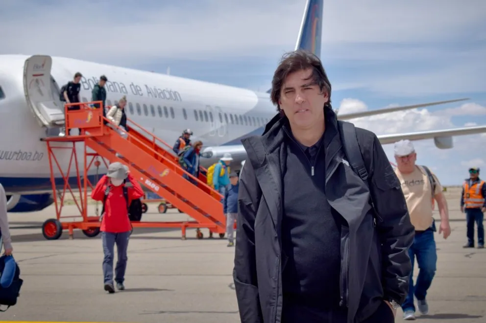 El ministro Zamora delante de un avión. Foto: Obras Públicas 