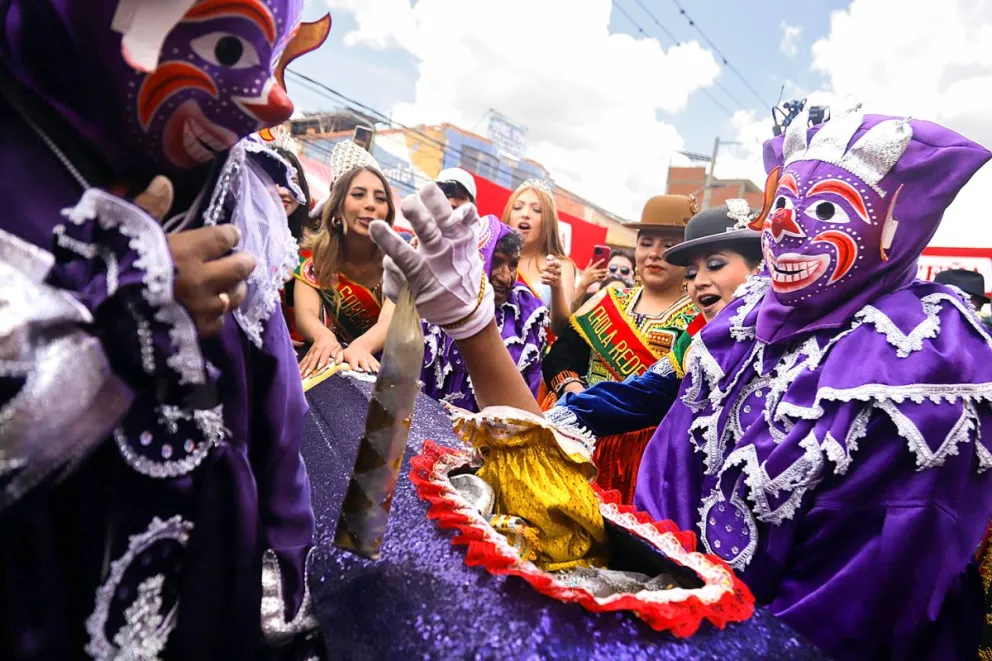 Personas disfrazadas cargan un ataúd con el personaje el Pepino este domingo, durante el tradicional Entierro del Pepino en La Paz (Bolivia). Foto: EFE